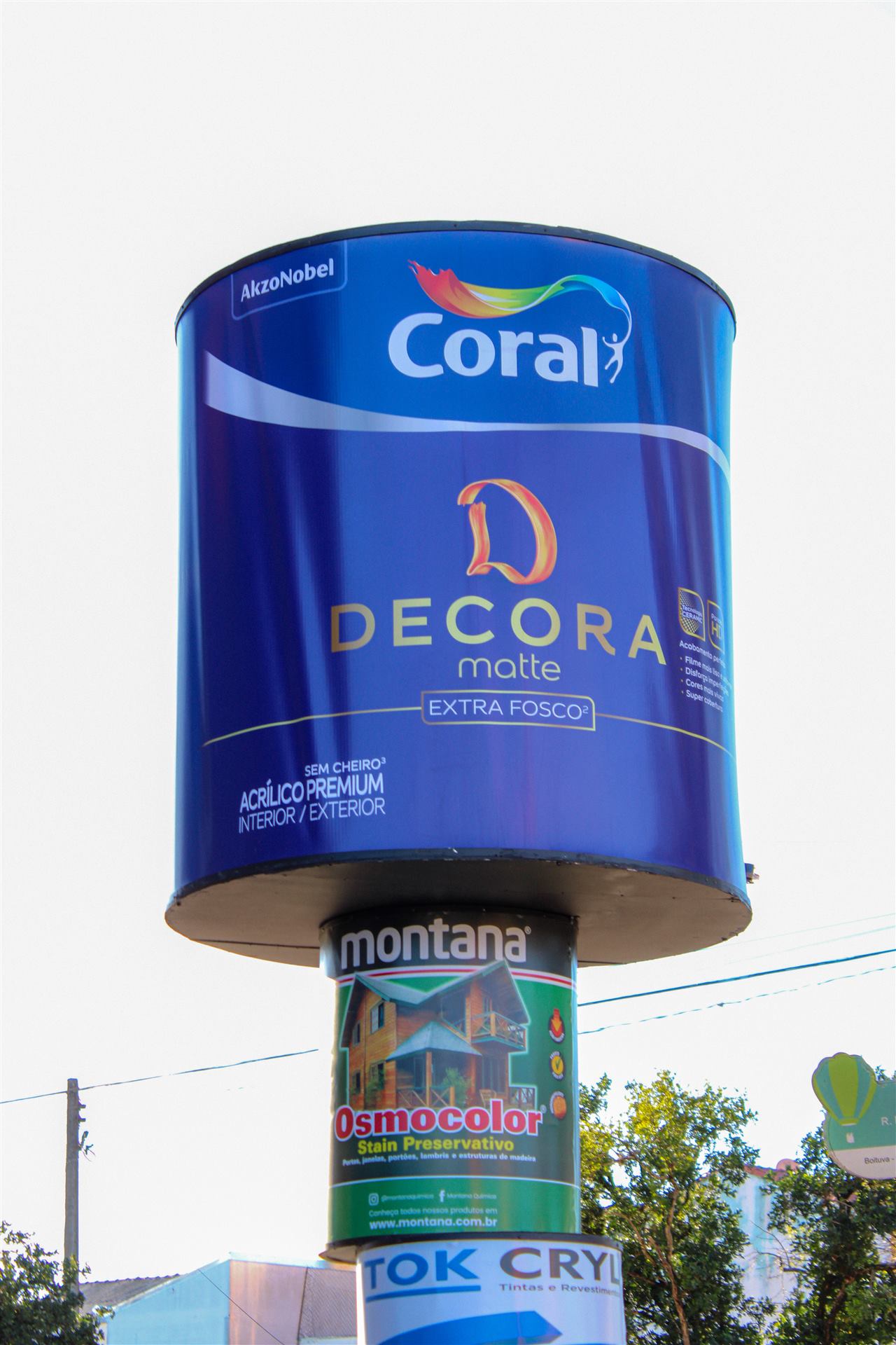 Caixa-d'água da JC Tintas em forma de lata de tinta Coral