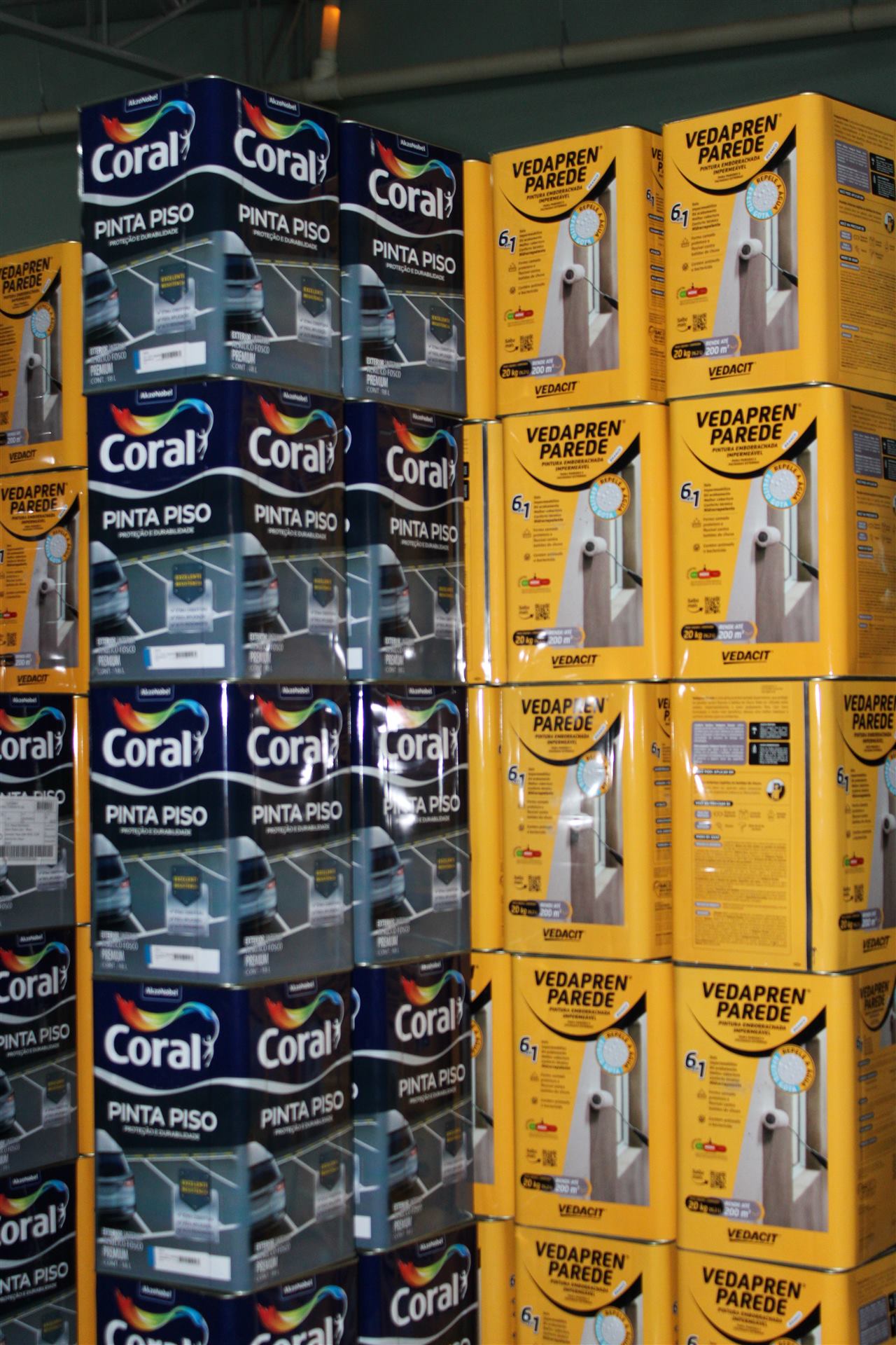 Estoque da JC Tintas com tintas Coral e Vedapren
